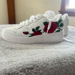 Woman’s Fila sneakers size 7, new
